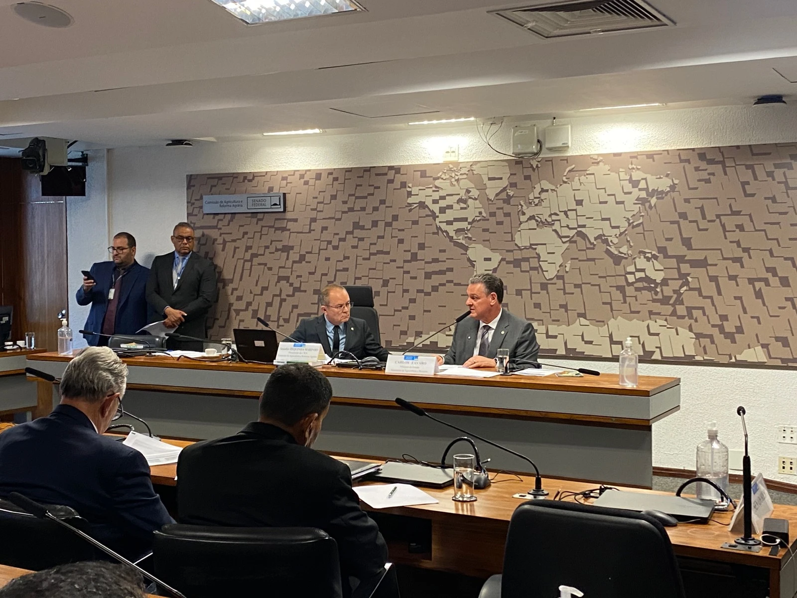 Em uma reunião extraordinária da Comissão de Agricultura do Senado, realizada em 19 de março de 2025, o Ministro da Agricultura, Pecuária e Abastecimento, Carlos Henrique Baqueta Fávaro, destacou as ações prioritárias para o setor agropecuário brasileiro nos próximos dois anos. O encontro teve como objetivo discutir as metas e programas do Ministério para 2025 e 2026, em um cenário desafiador marcado pelas mudanças climáticas e a necessidade de inovação tecnológica no campo.