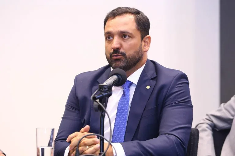 Comissão de Minas e Energia adia votação de propostas devido a obstrução em reunião extraordinária