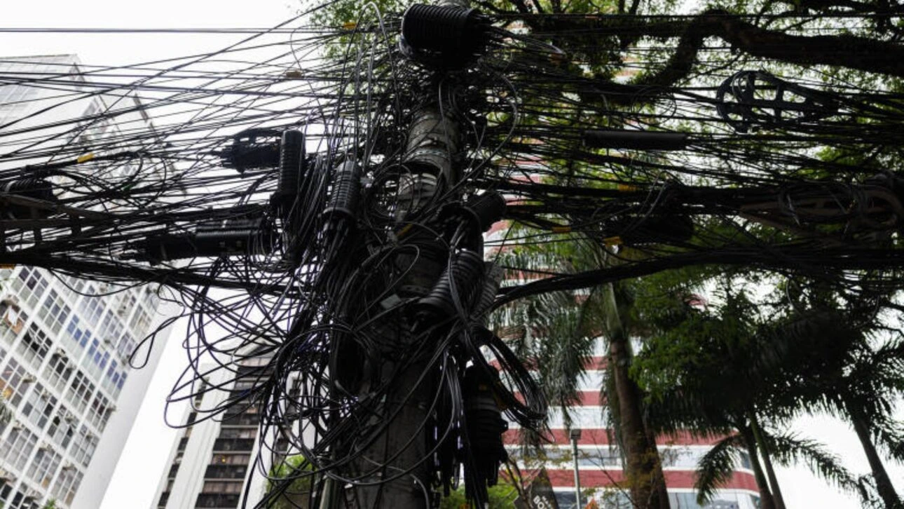 O futuro dos postes no Brasil: entre a urgência parlamentar e o equilíbrio regulatório