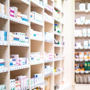 Regime de preços da CMED e o custo invisível do atraso farmacêutico no Brasil