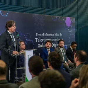 Lançamento da Frente Parlamentar Mista de Telecomunicações e Soluções Digitais reúne autoridades do Congresso e do setor