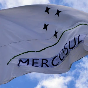 Parlamentares pedem análise cautelosa do acordo Mercosul–União Europeia e apontam preocupações com salvaguardas comerciais