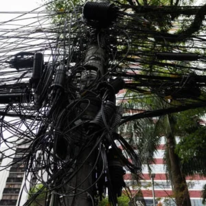 O futuro dos postes no Brasil: entre a urgência parlamentar e o equilíbrio regulatório