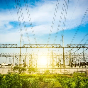 Equipamentos de subestação e linhas densas, mapa de tons azuis.